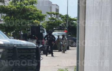 Operativo en el Fraccionamiento Portomolino, en Mazatlán, donde hubo tres personas detenidas.