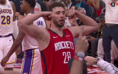 Alperen Şengün celebra el triunfo de los Rockets en el Juego 4 de uno de los playoffs del Oeste.