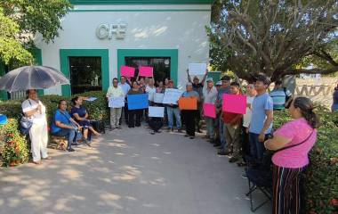 Protesta de usuarios de la CFE en las oficinas de El Rosario.