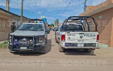 Elementos de seguridad resguardan el callejón Italia, en la colonia Ramón F. Iturbe, en Mazatlán.