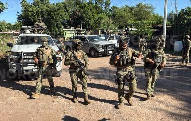 Cinco cateos federales en Laguna Colorada, Culiacán, dejan siete detenidos y armas, droga y vehículos asegurados.