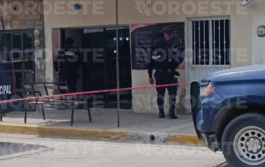 Autoridades municipales resguardan la zona donde ocurrió el ataque armado donde murió la mujer.
