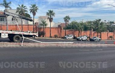 Choque en Álvaro Obregón deja mujer herida, auto destrozado y luminaria derribada en Culiacán.