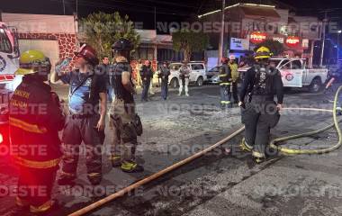 Bomberos de Culiacán acudieron a un negocio de sushi de la Avenida Nicolás Bravo para sofocar el incendio.