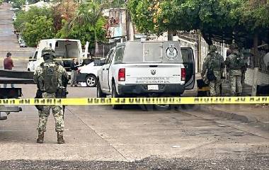Autoridades realizan las diligencias en la zona donde un joven fue asesinado la mañana de este viernes.