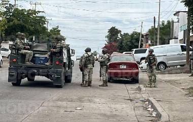 Elementos militares mantienen bajo resguardo al detenido antes de su traslado a la autoridad federal.
