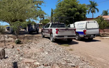 Se informó que el hombre se había quedado a cargo de vigilar la unidad mientras sus parientes se trasladaban temporalmente a otra comunidad.
