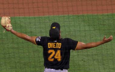 Los Medias Rojas de Boston continúan fortaleciendo su rotación de pitcheo y han adquirido al derecho cubano Johan Oviedo.