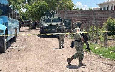 Personal militar resguarda el área en Villa Juárez donde quedó el cuerpo de la víctima tras la agresión.
