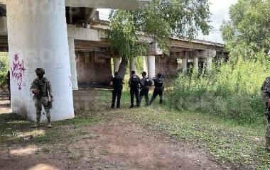 Elementos de seguridad resguardan el área del río Tamazula, debajo del puente Miguel Hidalgo.