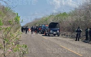 Autoridades resguardan la zona donde fue localizado el cuerpo de un hombre sin vida al norte de Mazatlán.