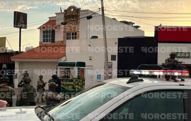 Elementos del Ejército resguardaron el domicilio atacado a balazos en el Fraccionamiento Real del Valle este viernes.
