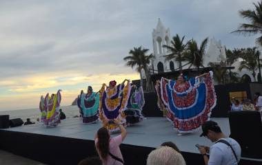 Grupos de bailarines interpretaron distintos números.