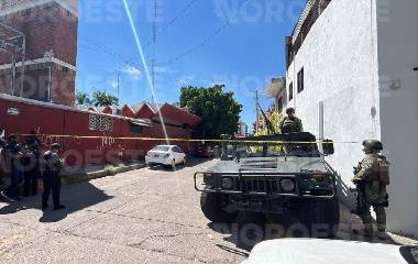 Autoridades resguardan la calle Agustín Lara en Culiacán, tras el hallazgo de una persona sin vida.