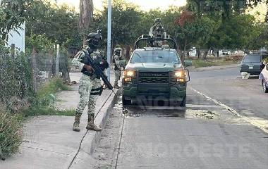 Elementos federales y peritos acordonaron el sitio del ataque armado en La Florida, al sur de Culiacán.