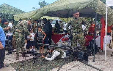 Los stands federales conquistan a la niñez en Isla del Bosque.