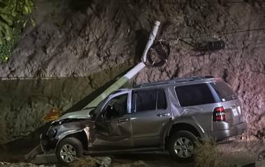 La camioneta se impactó este jueves contra un poste en la Calzada de las Torres.