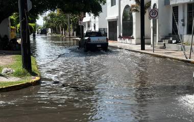 Algunas vialidades en Mazatlán permanecían inundadas tras las lluvias de la mañana.