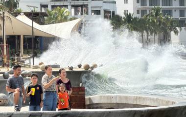 Huracán Trudy provoca fuerte oleaje de hasta 3 metros en playas de Mazatlán.