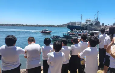 La Secretaría de Marina señaló que la visita escolar se realizó en el marco del Plan Nacional de Atención a las Causas y las Jornadas de Paz.