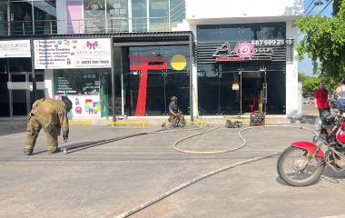 Elementos de Bomberos de Culiacán atendieron un conato de incendio en un establecimiento de sushi de la Colonia Los Huertos.