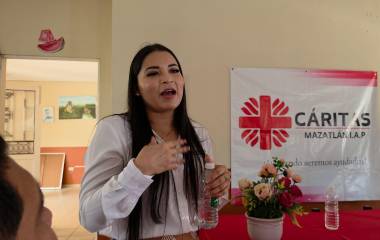 Marisol Osuna informó que han detectado casos en distintas colonias en donde personas se presentan en los casas asegurando pertenecer a la organización y solicitando apoyos económicos.