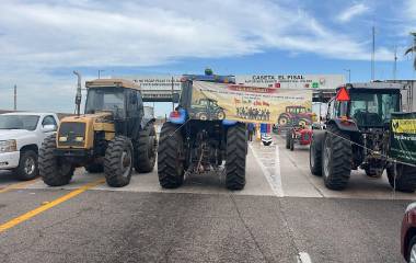 Protesta de productores agrícolas de Sinaloa en la caseta de cobro El Pisal, en Navolato.
