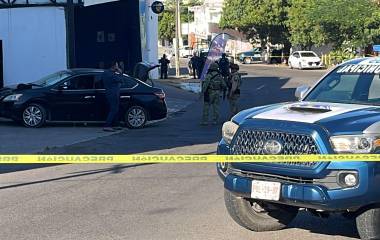 Elementos policiacos resguardan la escena del ataque armado registrado en la colonia Nuevo Culiacán.