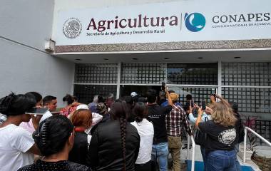 Entrada de productores de camarón a las instalaciones de la Conapesca en Mazatlán.