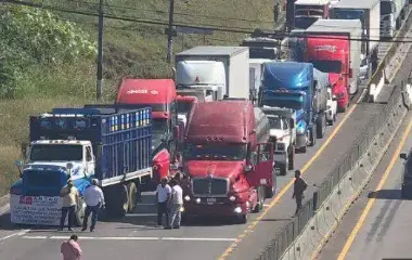 La SEGOB confirmó que los líderes de la organización transportista asumieron el compromiso formal de no ejecutar cierres ni bloqueos viales durante sus jornadas de movilización.