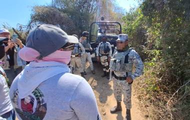 Elementos a bordo de 5 camionetas se acercaron al lugar donde se encontraban ellas y les inhibieron la señal telefónica.