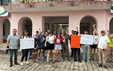 Integrantes de colectivos se sumaron este sábado a una manifestación frente al Palacio Municipal de Mazatlán contra la violencia y el abandono institucional.