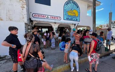 Prestadores de paseos marítimos esperan retomar gradualmente sus recorridos conforme mejoren las condiciones del mar en Mazatlán.