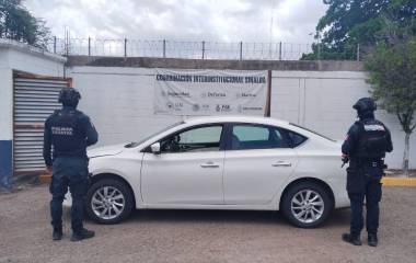 La unidad, un Nissan Sentra blanco modelo 2016, contaba con reporte de robo.