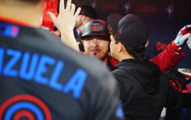 Alejandro Kirk es felicitado por su jonrón.