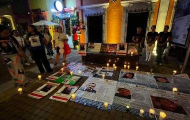 Lonas, fotos y velas fueron puestas sobre el suelo y bancas frente al teatro Ángela Peralta.