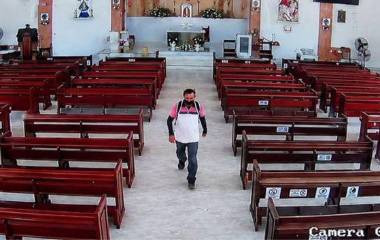 Las cámaras de seguridad de la parroquia grabaron al hombre cuando ingresó al templo, retiró una bocina del área del altar y huyó.