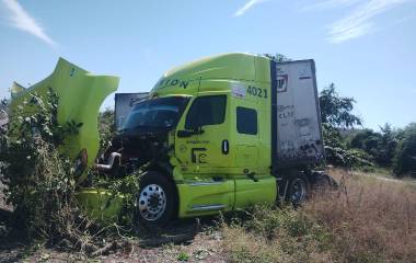 Tráiler volcado al sur de Escuinapa que fue saqueado de inmediato por habitantes de localidades vecinas.