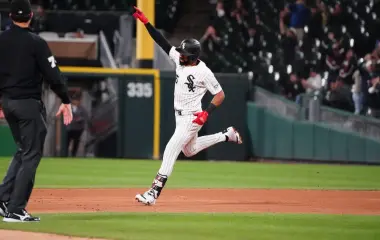 Derek Hill recorre las bases luego de dar el jonrón que le dio el triunfo a los Medias Blancas.