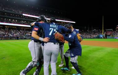 Andrés Muñoz celebra con sus compañeros tras haberse acreditado el salvamento por los Marineros.