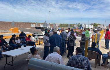 Productores agrícolas se mantienen en protesta en la caseta de cobro de El Pisal, en Navolato.