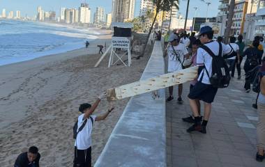 Estudiantes de Cobaes participaron en el retiro de restos de madera acumulados en las playas de Mazatlán, donde los materiales representaban un riesgo para los visitantes.