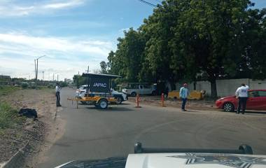 Agentes de Tránsito vigilan el Eje Federalismo para desviar el tráfico tras falla del Emisor Rubí.