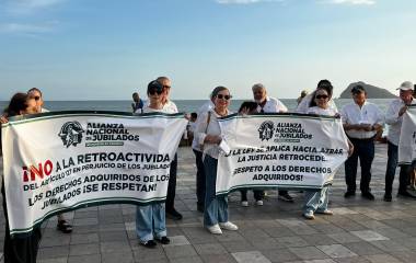 Jubilados de la CFE realizaron una protesta en las Letras de Mazatlán para expresar su rechazo a las modificaciones que, afirman, afectan sus pensiones.