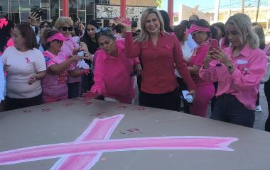 Organización de la Marcha Rosa en Los Mochis para generar conciencia contra el cáncer de mama.