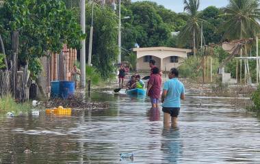 Vecinos de Navolato enfrentan afectaciones por inundaciones en casas y calles.