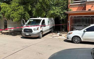 Autoridades acordonaron una vivienda de la Colonia Romanillo, en Los Mochis, tras localizar a un hombre sin vida y con huellas de violencia.