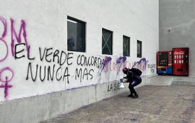 Mensajes fueron pintados en las paredes, pisos y ventadas del edificio.