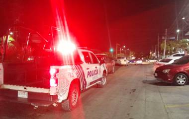 Policías atendieron el ataque a balazos contra tres personas registrado en la colonia Mazatlán II.