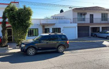 Peritos de la Fiscalía aseguran la escena en la colonia Emiliano Zapata tras la agresión armada.